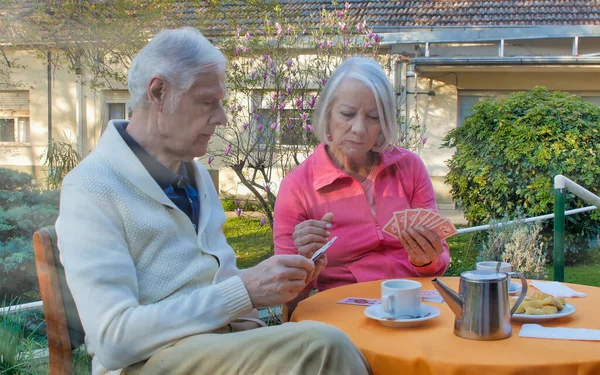 Kaukasisch Gepensioneerd Echtpaar Ontbijten Kaarten Tuin Pensioen Ontspanning — Stockfoto