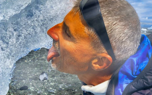 Man Licking Iceberg Summer Season — Stockfoto