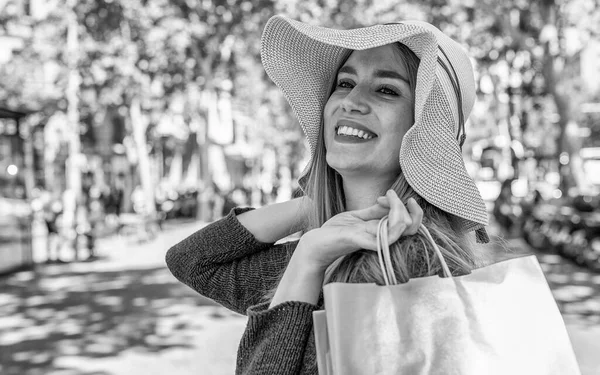 Счастливая Женщина Приезжает Город Летом Соломенной Шляпе — стоковое фото