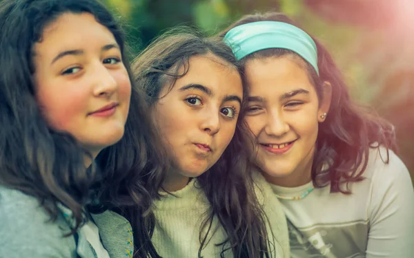 Trzy Młode Dziewczyny Przytulające Się Uśmiechnięte Świeżym Powietrzu — Zdjęcie stockowe