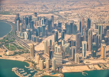 Doha 'nın uçaktan gökyüzü görüntüsü. Corniche ve modern binalar, Katar.