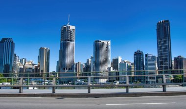 Brisbane, Avustralya - 14 Ağustos 2009: Brisbane Nehri üzerindeki Story Bridge 'den şehir silueti.