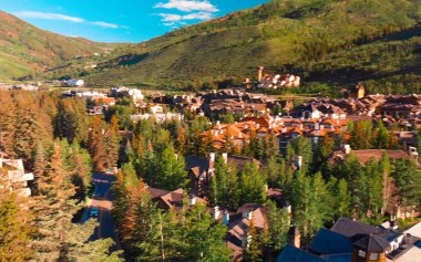 Colorado 'daki Vail kasabasının havadan görünüşü, yaz mevsimi.