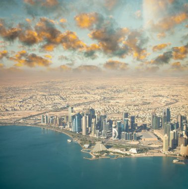 Doha 'nın uçaktan gökyüzü görüntüsü. Corniche ve modern binalar, Katar.