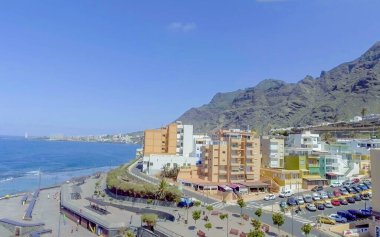 TENERİFE, İspanya - 12 Eylül 2016: Güneşli bir günde Bajamar 'ın havadan görünüşü, Tenerife - İspanya
