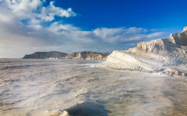 Türklerin Merdivenleri 'nin havadan görünüşü. Scala dei Turchi, İtalya 'nın Sicilya eyaletinin güney kıyısında kayalık bir uçurumdur.
