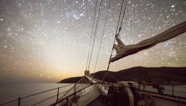Albero Una Nave Vela Con Cielo Stellato All Orizzonte — Foto Stock