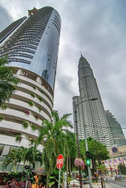 Kuala Lumpur Malaysia August 2009 Petronas Zwillingstürme Und Wolkenkratzer Einem — Stockfoto