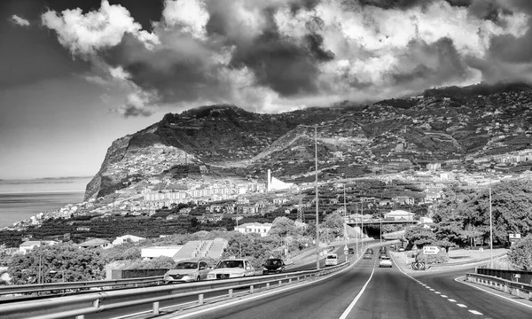 葡萄牙马德拉 Madeira 2022年9月4日 阳光灿烂的一天 岛上主要道路沿线的汽车交通 — 图库照片
