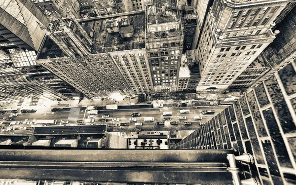 マンハッタンのミッドタウンにある素晴らしい超高層ビル 夜間の建物の交通反射と屋上からの空中眺め — ストック写真