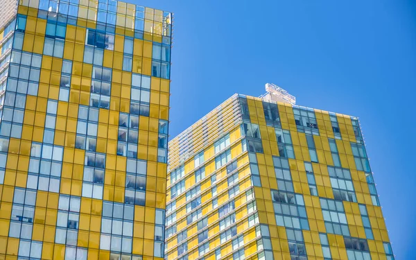 五彩斑斓的黄色大楼映衬着晴朗的天空 假日和假期概念 — 图库照片