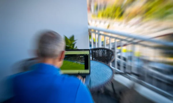 Homem Usando Seu Laptop Casa Olhando Para Jogo Futebol — Fotografia de Stock