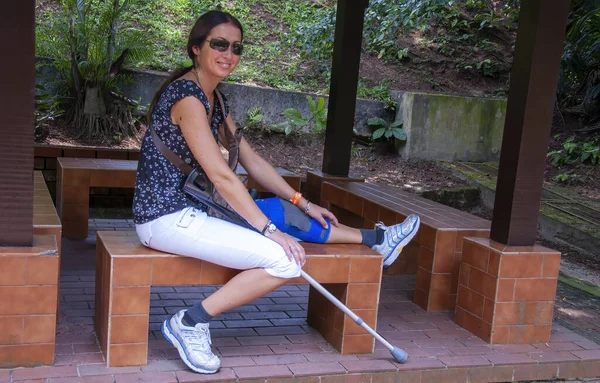 Mujer Con Lesión Rodilla Usando Palo Durante Una Caminata Parque — Foto de Stock
