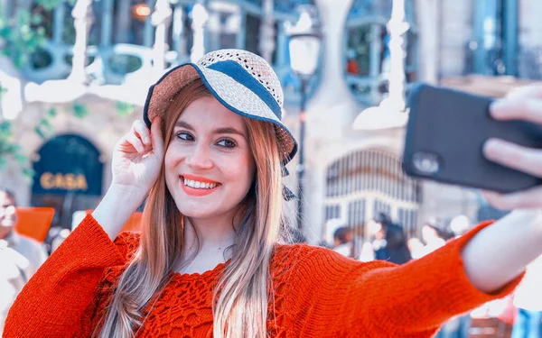 Feliz Joven Mujer Haciendo Selfie Mientras Visita Ciudad —  Fotos de Stock