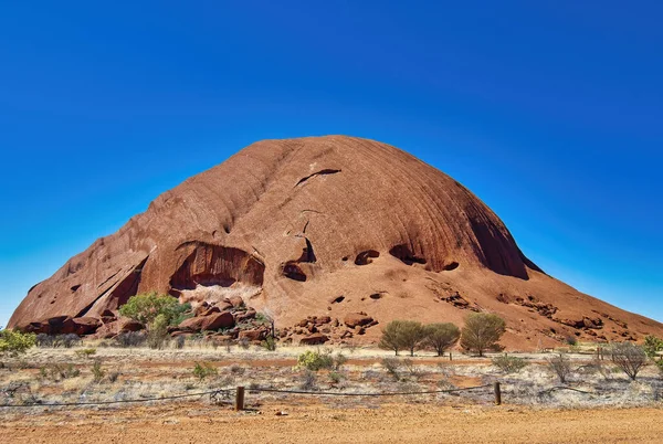 オーストラリアアウトバックの木と赤い岩 ノーザンテリトリー — ストック写真