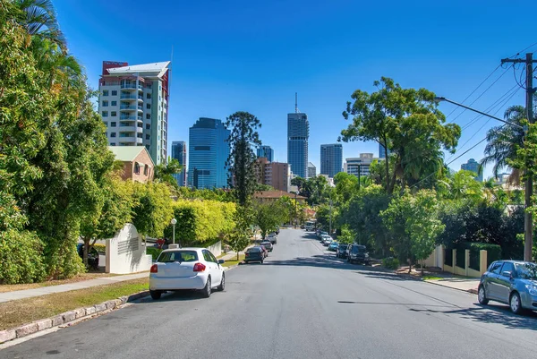阳光灿烂的日子里 市中心附近的城市街道和停放的汽车 昆士兰州布里斯班 — 图库照片