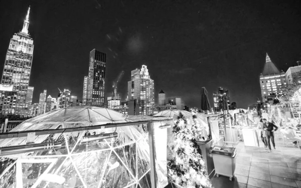曼哈顿 2018年12月5日 现代城市屋顶 餐厅在透明的球体和城市景观分开的夜晚 — 图库照片