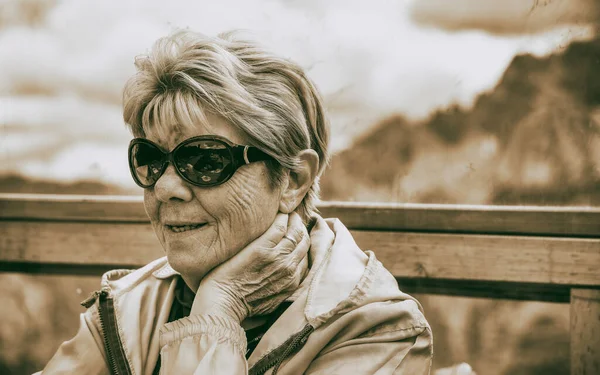 Ηλικιωμένη Γυναίκα Ένα Ορεινό Καταφύγιο Που Μιλάει Κάποιον — Φωτογραφία Αρχείου