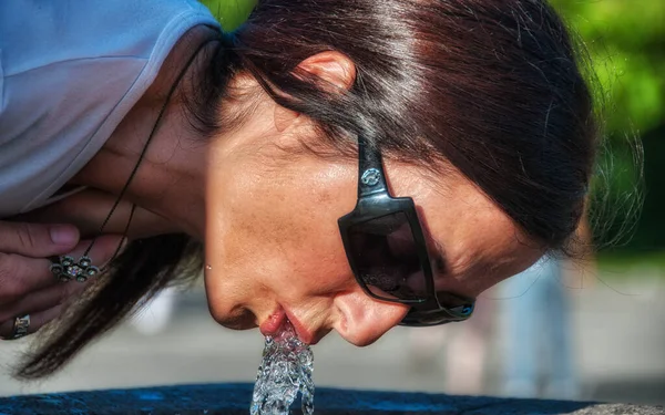 Красивая Коричневая Женщина Пьет Воду Фонтана — стоковое фото