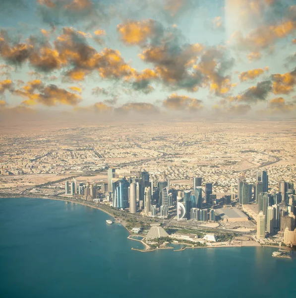 Vista Aérea Del Horizonte Doha Desde Avión Corniche Edificios Modernos — Foto de Stock