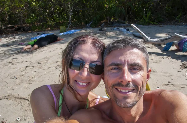 Beautiful Caucasian Couple Relaxing Tropical Beach — Stock Photo, Image