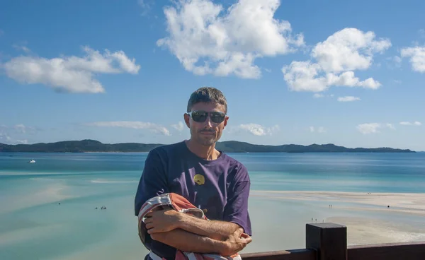 Портрет Щасливого Чоловіка Який Відвідує Узбережжя Квінсленда Австралія — стокове фото