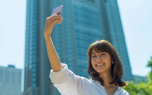 Selfie Sorrir Menina Asiática Tóquio — Fotografia de Stock