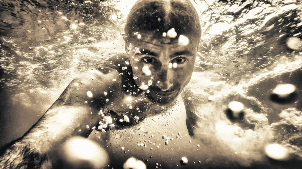 Hombre Nadando Bajo Agua — Foto de Stock