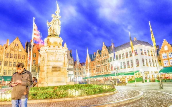 Брюггс Бельгия Март 2015 Туристы Посещают Древний Средневековый Город Ночью — стоковое фото