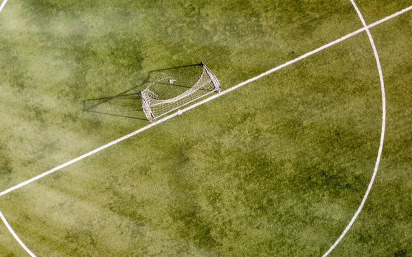 农村的足球场 无人驾驶飞机的鸟瞰 — 图库照片