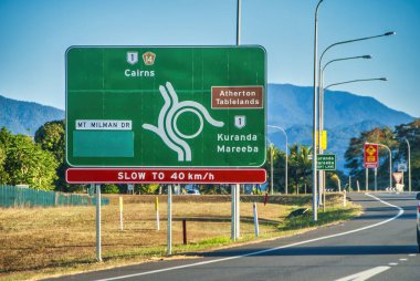 Kuzey Queensland, Avustralya 'da yol işaretleri.