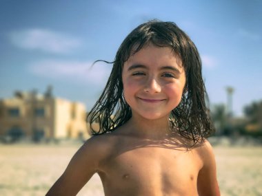 Dubai Plajı 'ndaki mutlu genç kız, BAE