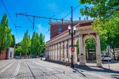 PORTLAND, OR - 18 AĞUSTOS 2017 Ankeny Plaza sütunları ve ağaçlar