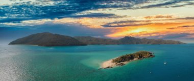Whitsunday Adaları Parkı, Queensland, Avustralya. İnsansız hava aracından güzel deniz manzarası.