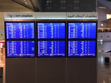 Doha, Katar - 3 Aralık 2016: Hamad Uluslararası Havalimanı uçuş bilgi ekranı.