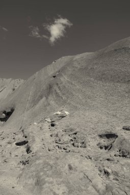 Güneşli mavi gökyüzü ile Avustralya kırsalının inanılmaz manzarası.