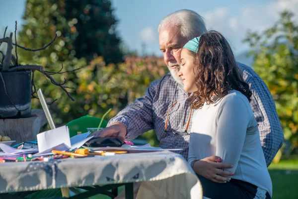 Grootvader Legt Uit Hoe Laptop Gebruiken Zijn Kleindochter — Stockfoto