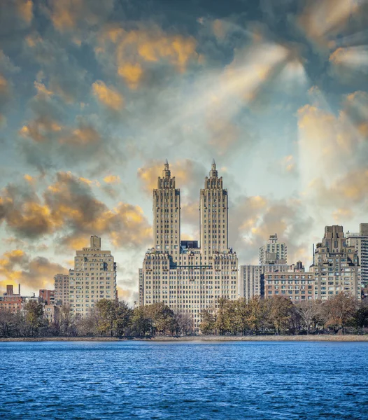 日落时的纽约市 中央公园湖的曼哈顿建筑物全景 — 图库照片