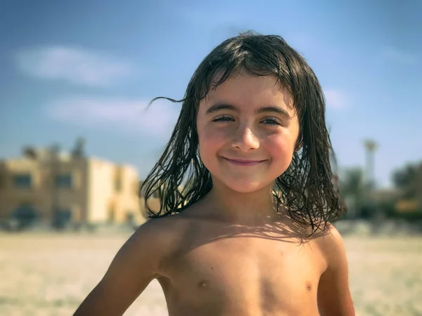 Jovem Feliz Dubai Beach Emirados Árabes Unidos — Fotografia de Stock