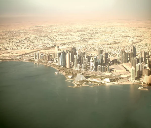 Vista Aérea Del Horizonte Doha Desde Avión Corniche Edificios Modernos —  Fotos de Stock