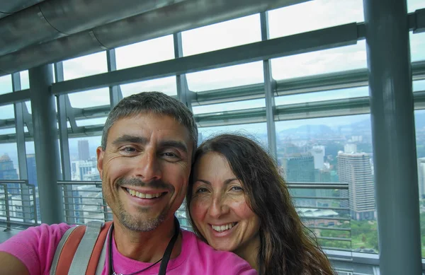 Şehir Kulesinin Tepesinde Tatilde Olan Mutlu Beyaz Bir Çiftin Selfie — Stok fotoğraf