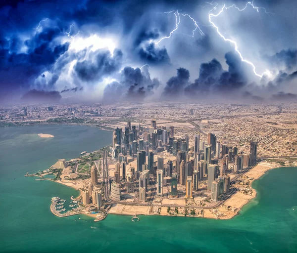 Veduta Aerea Dello Skyline Doha Dall Aereo Durante Una Tempesta — Foto Stock