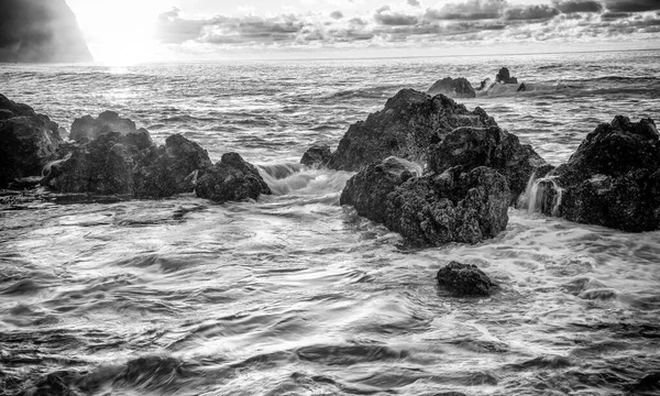 日落时海浪在岩石上压碎 长期暴露 — 图库照片
