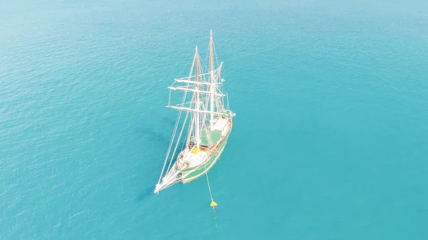 Sailing Ship Sails Wonderful Crystal Clear Sea Aerial View Drone — Stock Photo, Image