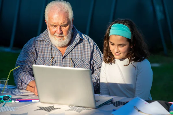 Großvater Erklärt Seiner Enkelin Den Umgang Mit Laptop — Stockfoto