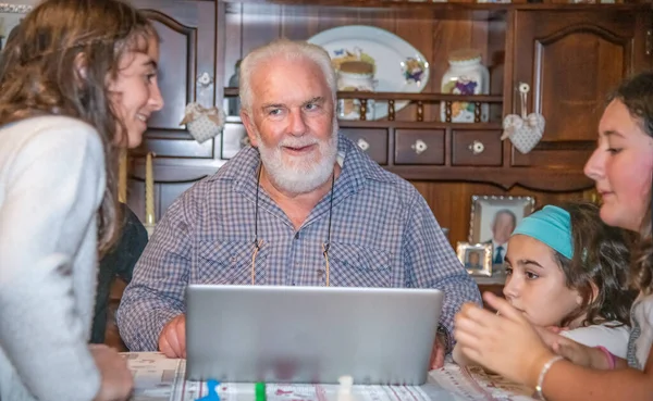 Grandfather Using Laptop Indoor His Grandchildren — Fotografia de Stock