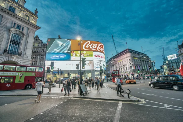London Storbritannien Juni 2015 Ljus Piccadilly Circus Sommarnatt — Stockfoto