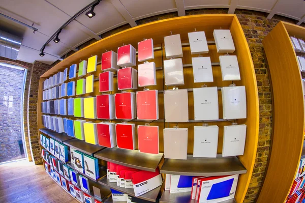 Λονδίνο Ηνωμένο Βασίλειο Ιούνιος 2015 Εσωτερικό Apple Store Πολύχρωμα Εξώφυλλα — Φωτογραφία Αρχείου