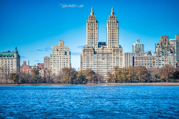 Budovy Manhattanu Podél Jezera Central Park New York City Krásném — Stock fotografie