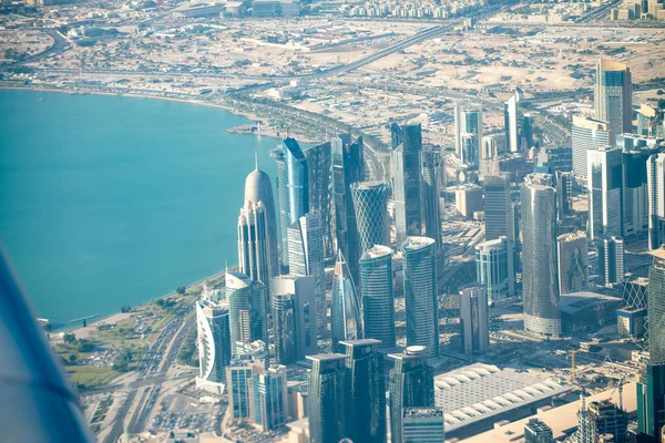 Doha Qatar December 2016 Aerial View City Skyline Flying Airplane — Stock Photo, Image